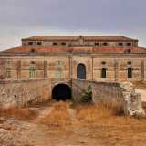 Il palazzo in pietra presenta come detto una facciata rettangolare, sormontata da un doppio tetto a piramide tronca. Perfettamente al centro si trova il portone d�ingresso che conduce a tre livelli (seminterrato, pianoterra e primo piano)...